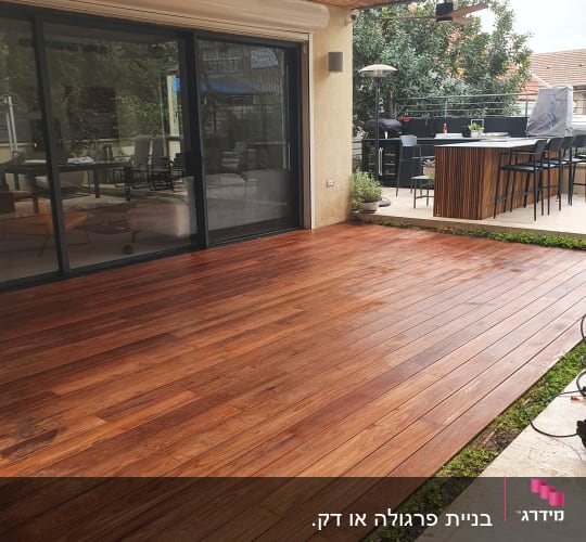 דק עץ חדש במרפסת עם גג במבוק